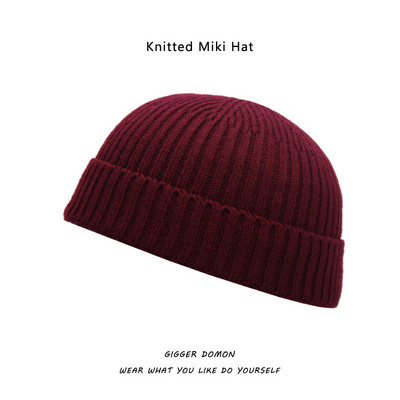 Jednobojna pletena muška zimska kapa