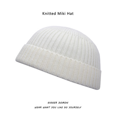 Jednobojna pletena muška zimska kapa