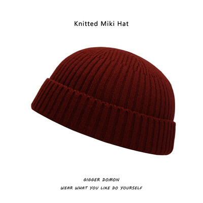 Jednobojna pletena muška zimska kapa