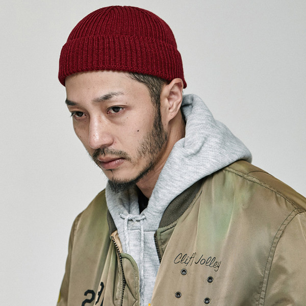 Jednobojna pletena muška zimska kapa