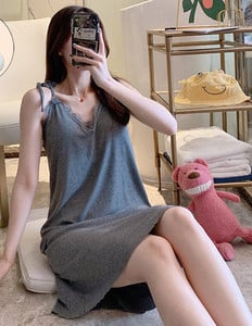 Ženska spavaćica s čipkom i špic izrezom