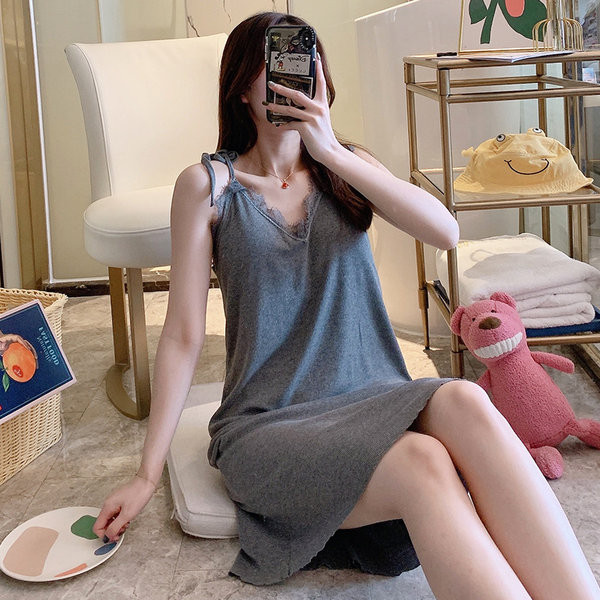 Ženska spavaćica s čipkom i špic izrezom