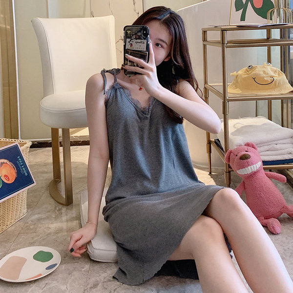 Ženska spavaćica s čipkom i špic izrezom