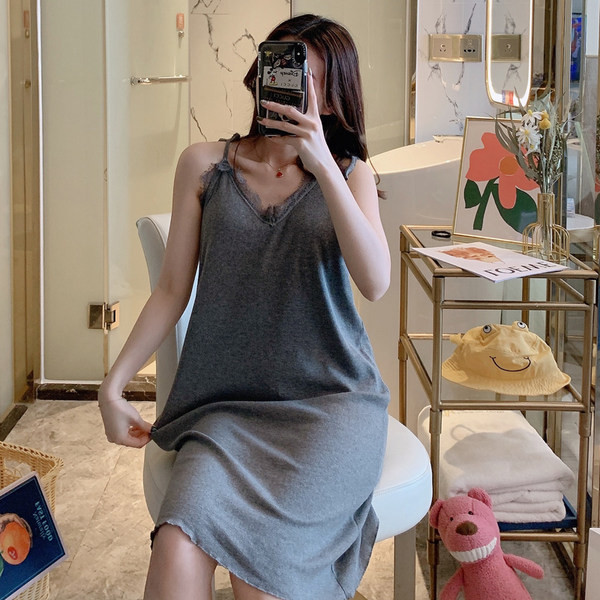 Ženska spavaćica s čipkom i špic izrezom