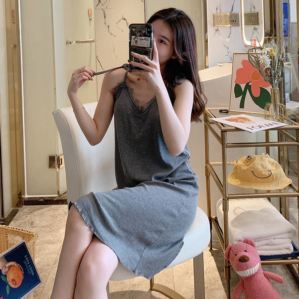 Ženska spavaćica s čipkom i špic izrezom