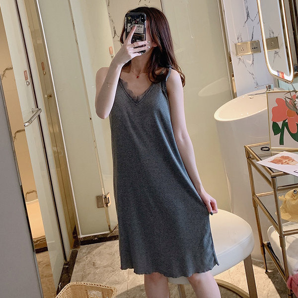 Ženska spavaćica s čipkom i špic izrezom