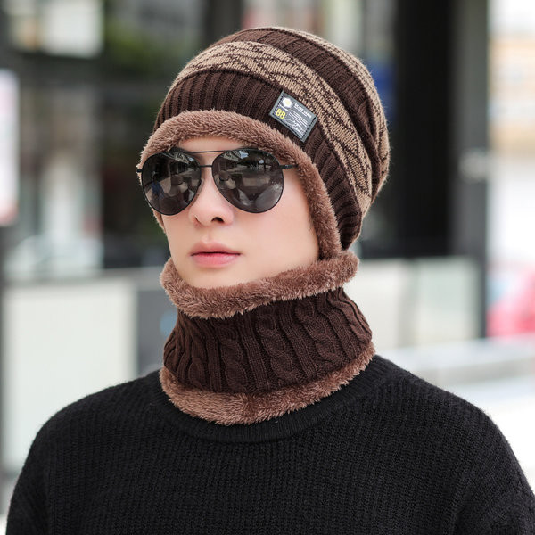 Zimska pletena kapa s pahuljastom postavom