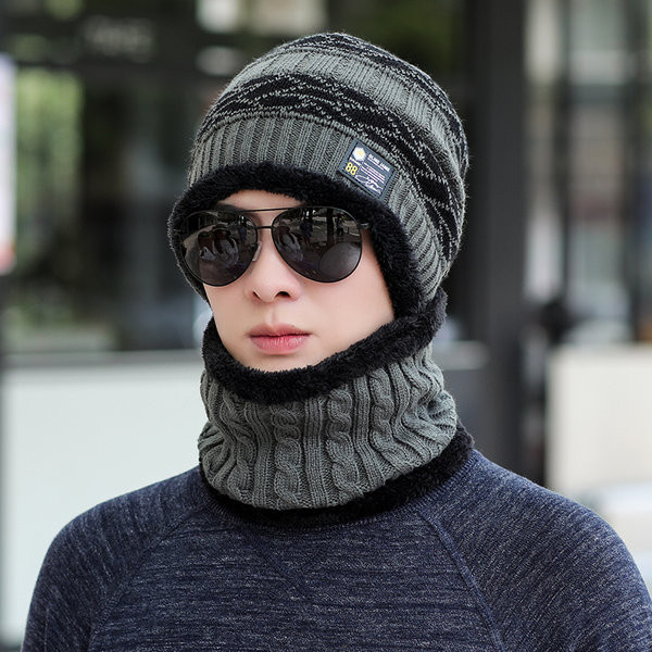 Zimska pletena kapa s pahuljastom postavom