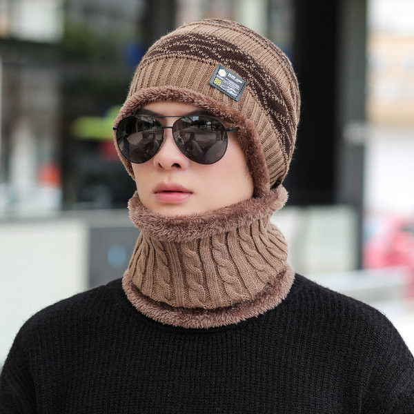 Zimska pletena kapa s pahuljastom postavom