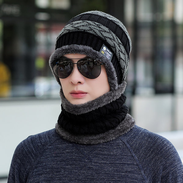 Zimska pletena kapa s pahuljastom postavom