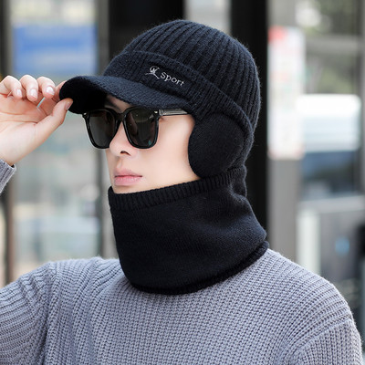 Мъжка шапка тип ушанка с козирка и бродиран надпис