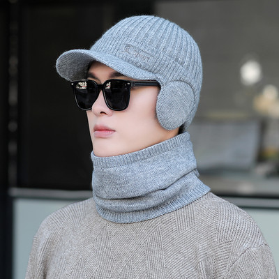 Мъжка шапка тип ушанка с козирка и бродиран надпис