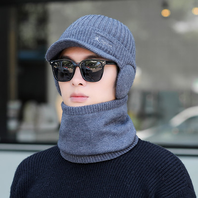 Мъжка шапка тип ушанка с козирка и бродиран надпис