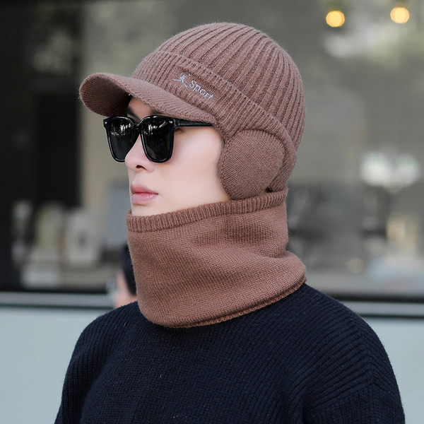 Мъжка шапка тип ушанка с козирка и бродиран надпис 