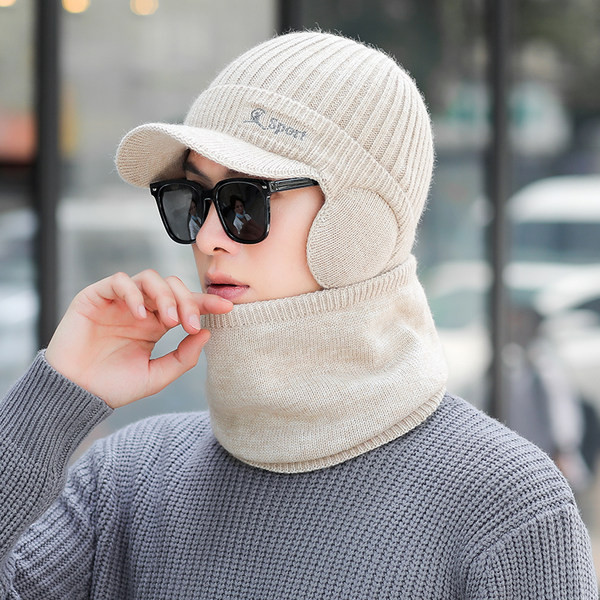 Мъжка шапка тип ушанка с козирка и бродиран надпис 