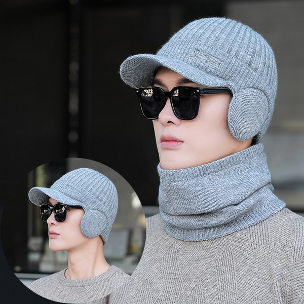 Мъжка шапка тип ушанка с козирка и бродиран надпис 