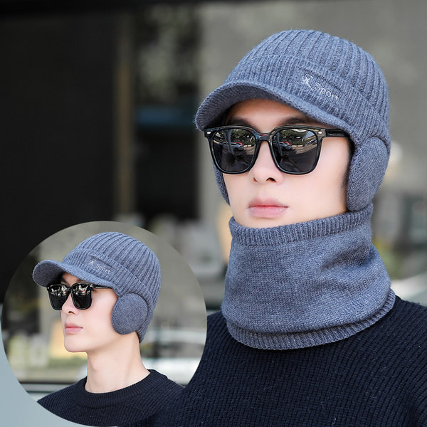 Мъжка шапка тип ушанка с козирка и бродиран надпис 