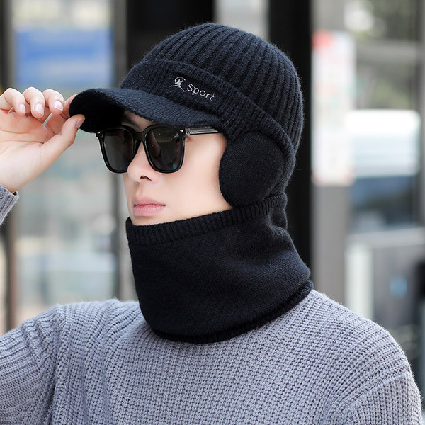 Мъжка шапка тип ушанка с козирка и бродиран надпис 