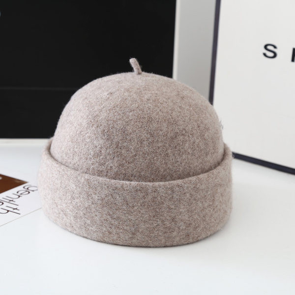 Мъжка шапка изчистен модел в няколко цвята