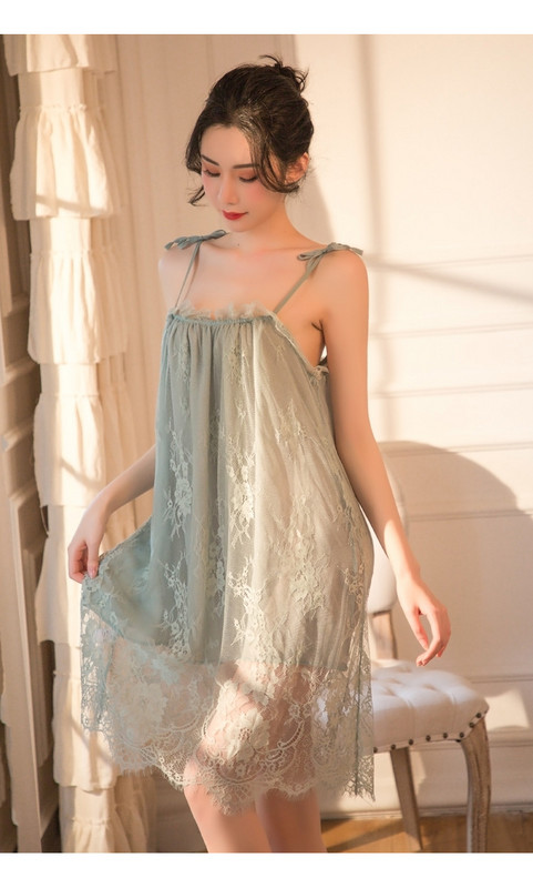 Дамска дантелена нощница с тънки презрамки