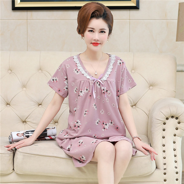 Ženska spavaćica sa cvjetnim uzorkom i trakom