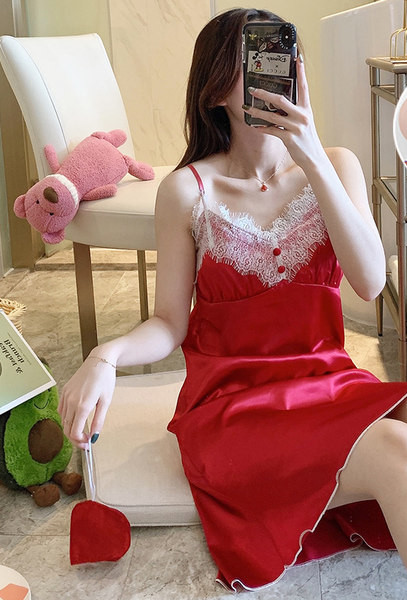 Ženska satenska spavaćica na tanke naramenice i čipku