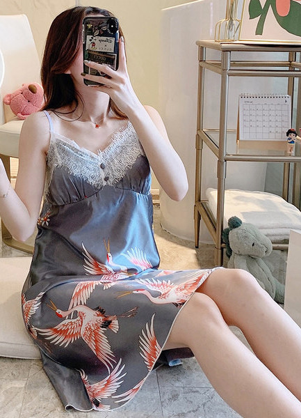 Ženska satenska spavaćica na tanke naramenice i čipku