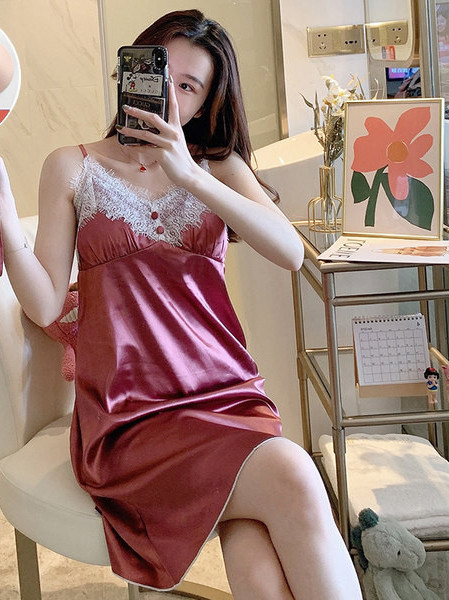 Ženska satenska spavaćica na tanke naramenice i čipku