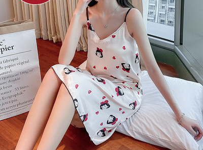 Дамска нощница или пижама с апликация