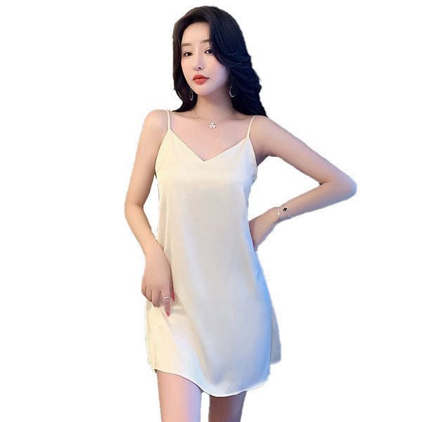 Ženska spavaćica na tanke naramenice i špic izrez