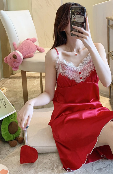 Ženska spavaćica sa čipkom i tankim naramenicama