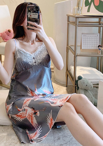 Ženska spavaćica sa čipkom i tankim naramenicama