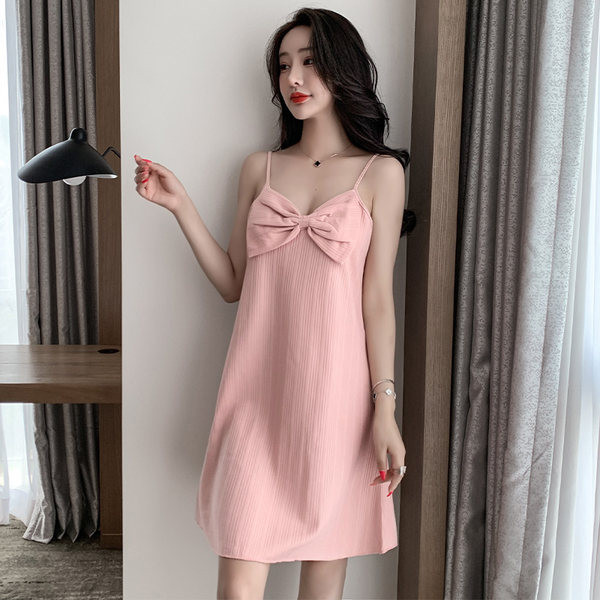 Ženska ljetna spavaćica na tanke naramenice i traku