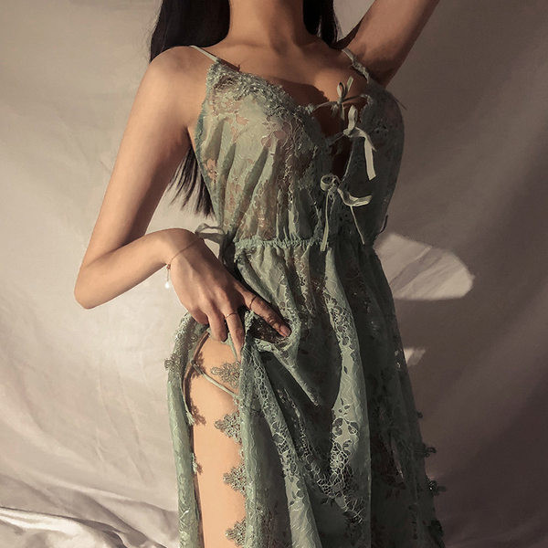 Ženska spavaćica od čipke na vezice i tanke naramenice