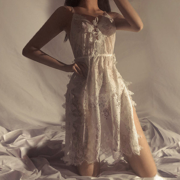 Ženska spavaćica od čipke na vezice i tanke naramenice