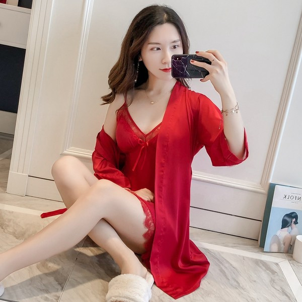 Elegantna ženska spavaćica sa špic izrezom i ogrtačem