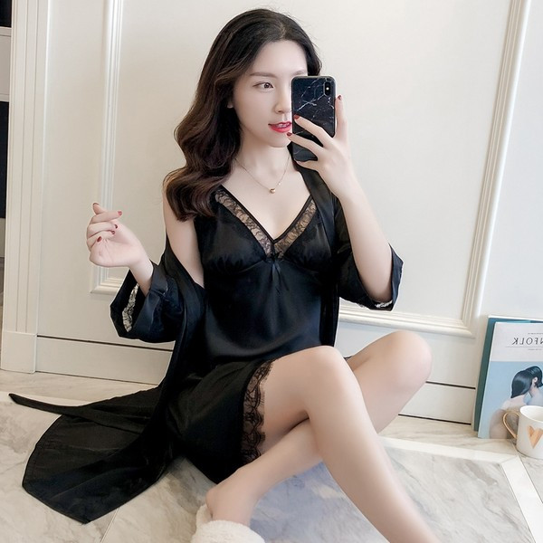 Elegantna ženska spavaćica sa špic izrezom i ogrtačem