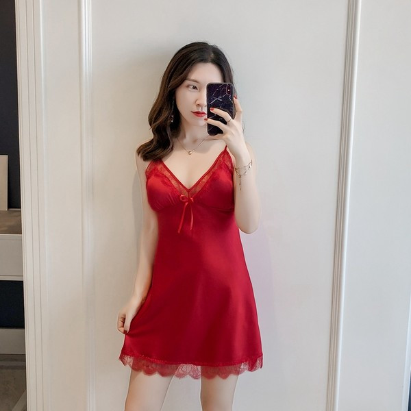 Elegantna ženska spavaćica sa špic izrezom i ogrtačem