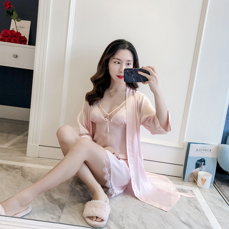 Elegantna ženska spavaćica sa špic izrezom i ogrtačem