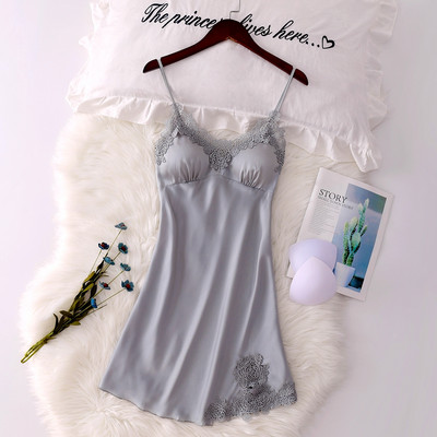 Stilingi moteriški naktiniai marškiniai su špicine iškirpte ir nėriniais