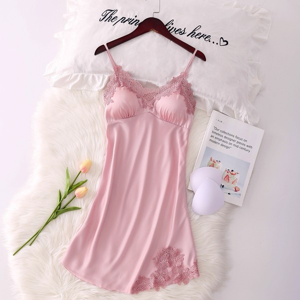 Stilingi moteriški naktiniai marškiniai su špicine iškirpte ir nėriniais