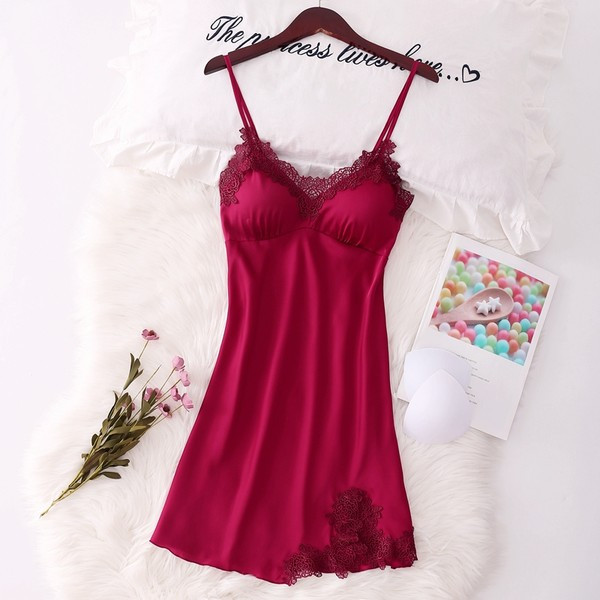 Stilingi moteriški naktiniai marškiniai su špicine iškirpte ir nėriniais