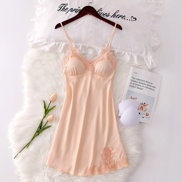 Stilingi moteriški naktiniai marškiniai su špicine iškirpte ir nėriniais