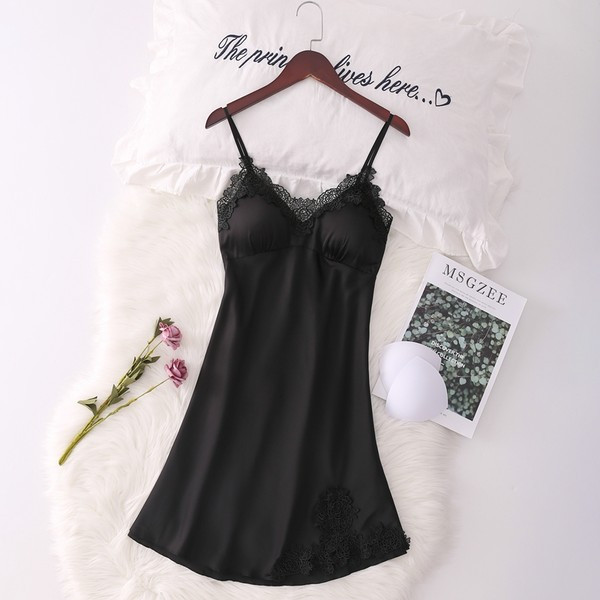 Stilingi moteriški naktiniai marškiniai su špicine iškirpte ir nėriniais