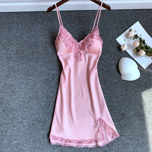 Aktuelna ženska kratka spavaćica na tanke bretele