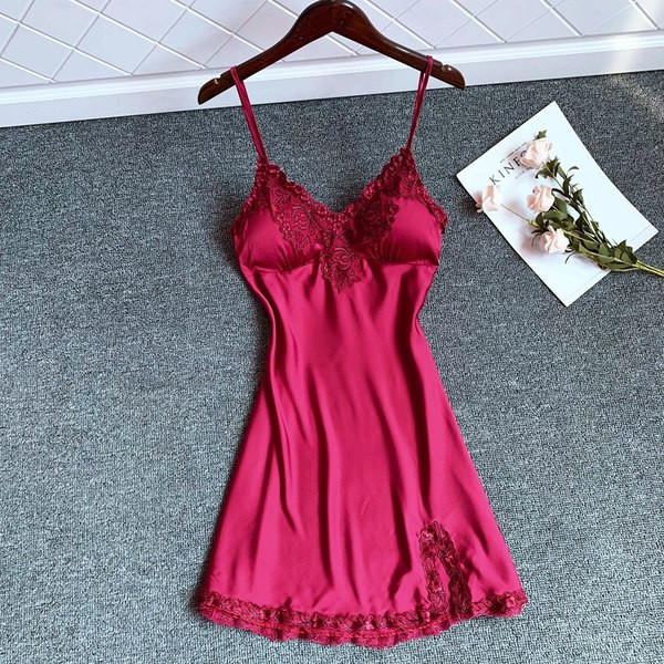 Aktuelna ženska kratka spavaćica na tanke bretele