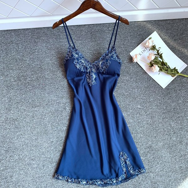 Aktuelna ženska kratka spavaćica na tanke bretele