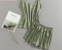 Ženska ljetna pidžama od majice na tanke naramenice i kratke hlačice