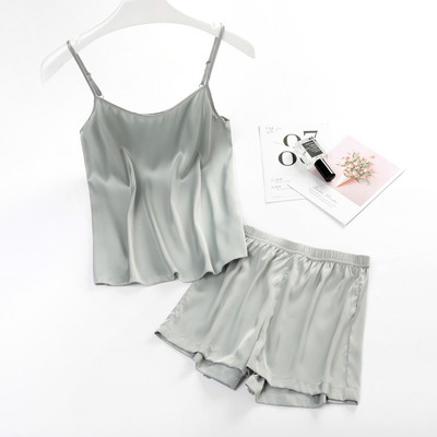 Ženska ljetna pidžama od majice na tanke naramenice i kratke hlačice
