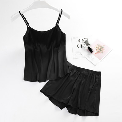 Ženska ljetna pidžama od majice na tanke naramenice i kratke hlačice